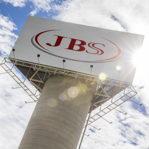 Fachada de outdoor publicitário com o logo da JBS (JBSS3). A ação da JBS liderou o bloco de altas no Ibovespa em 15/05/2024