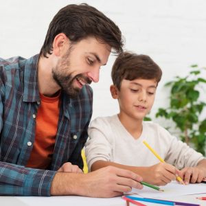 Pai faz lição de casa com o filho