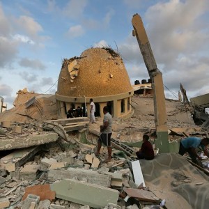 Pessoas inspecionam as ruínas de mesquina destruída por ataque aéreo israelense em Khan Yunis, no sul da Faixa de Gaza
