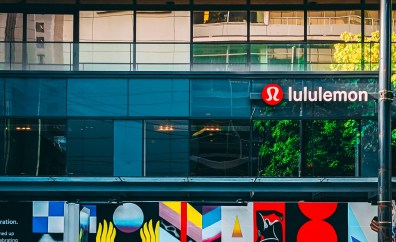 Lululemon (LULU) entra no S&P 500 e ações da empresa de roupas esportivas sobem mais de 10% 