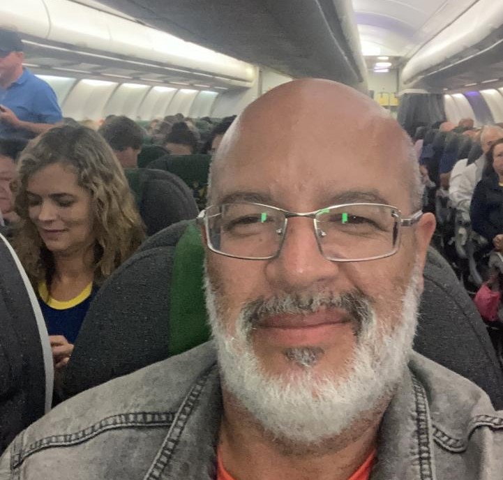 Pastor Rogério Barbosa em voo de retorno de Israel para o Brasil