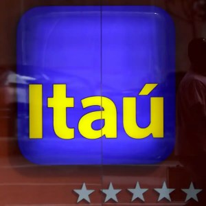 Foto do logo do Itaú Unibanco. A matéria elenca a agenda de dividendos e JCP de novembro.