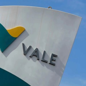 Foto de um edifício da Vale com o logo da companhia. A matéria mostra a agenda de quem vai pagar dividendos e JCP em dezembro.