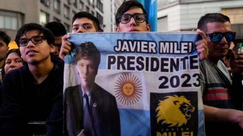 Eleitor comemora a vitória de Javier Milei como novo presidente da Argentina. Foto: NATACHA PISARENKO/ASSOCIATED PRESS/ESTADÃO CONTEÚDO