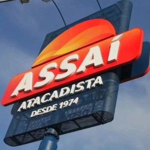 Letreiro com logo do Assaí Atacadista (ASAI3). A matéria destaca quanto renderam as ações de Assaí desde a estreia da companhia na bolsa