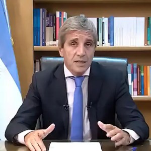 Ministro da Economia da Argentina, Luis Caputo, durante anúncio de medidas econômicas do novo governo - Foto: Frame/Ministério de Economia/AR