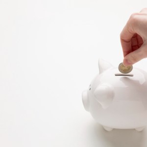 Imagem de um porquinho branco para ilustrar conteúdo sobre quanto rende R$ 1 mil no Nubank por mês e em outras contas digitais
