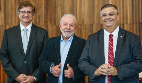 O presidente Luiz Inácio Lula da Silva entre seus indicados para a Procuradoria Geral da União e o Supremo Tribunal Federal: Paulo Gonet (à esq.) e Flávio Dino (à dir.) Foto: Ricardo Stuckert/Presidência da República