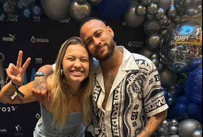 Neymar com a cantora Gica no cruzeiro do Neymar