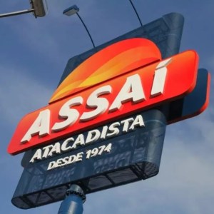 Foto do logo do Assaí Atacadista. A matéria lista as ações em alta no Ibovespa em 29/01/2024.