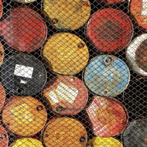 Foto de barris de petróleo. A matéria aponta ações em alta no Ibovespa em 18/01/2023