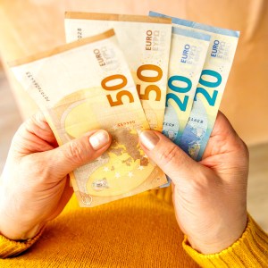 Notas de 50 e 20 euros nas mãos de uma mulher
