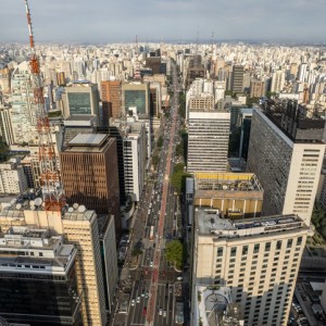 Imagem traz vista aérea da Avenida Paulista, em São Paulo, para ilustrar reportagem sobre a cidade mais rica do Brasil