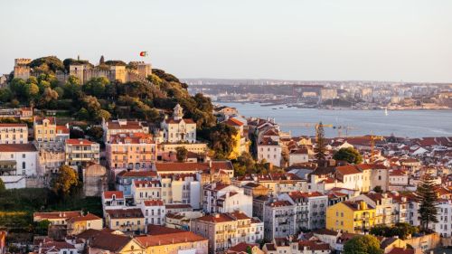 Prédios em Lisboa: quanto custa o aluguel em Portugal – Foto: Alexander Spatari/Getty Images)