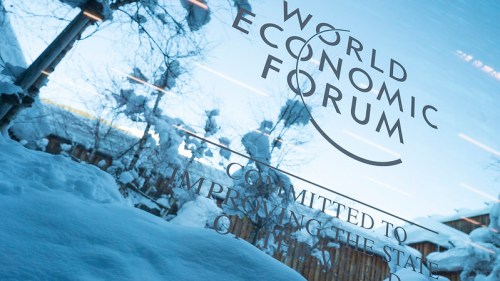 Corredor de acesso às salas de reunião do Fórum Econômico Mundial 2024 em Davos, na Suíça. Foto: Fórum Econômico Mundial/Pascal Bitz