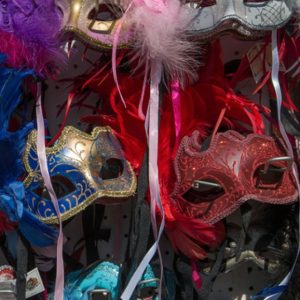 Imagem traz máscaras para ilustrar reportagem sobre como economizar no Carnaval 2024