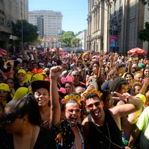 Imagem mostra foliões pelas ruas do centro do Rio de Janeiro para ilustrar conteúdo sobre se Carnaval é feriado