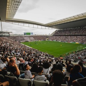 Imagem para o texto sobre o futuro do futebol brasileiro em que aparece um estádio lotado de torcedores.