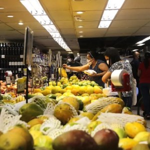 Foto de gôndolas de um mercado com frutas. A matéria descreve ações em alta nesta quarta-feira (3)