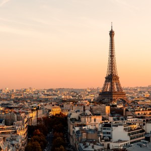 Imagem de um pôr do sol em Paris para ilustrar reportagem sobre quanto custa ir para as Olimpíadas 2024 na última hora?