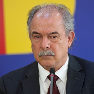 Mercadante evita falar de Petrobras (PETR4) em evento no BNDES