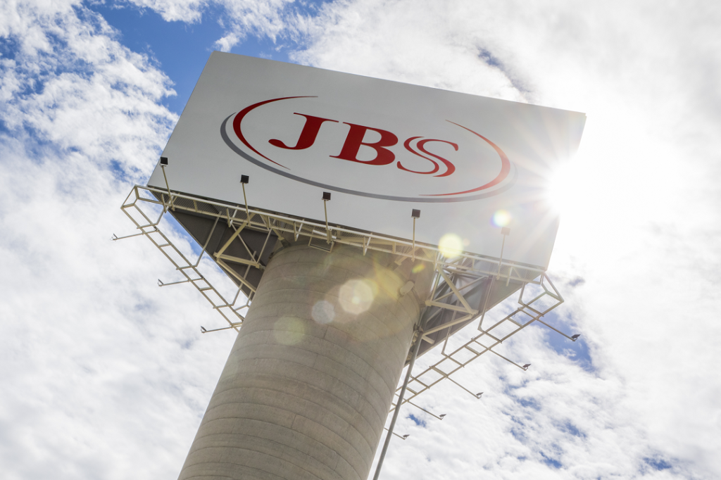 JBS (JBSS3) registra lucro líquido de R$ 82,6 milhões no 4º trimestre de 2023, queda de 96,5%