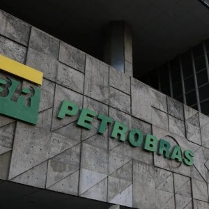 Foto da entrada do prédio da Petrobras, com o logo da petroleira na fachada. A matéria mostra a agenda de dividendos e JCP de fevereiro de 2024.