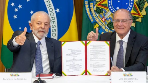 Presidente Luiz Inácio Lula da Silva (PT) e vice-Presidente Geraldo Alckmin (PSB) em cerimônia de assinatura do decreto Mover e de debêntures de infraestrutura. Foto: Fabio Rodrigues-Pozzebom/ Agência Brasil