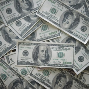 Imagem com notas de dólar para ilustrar reportagem sobre ETF de renda fixa