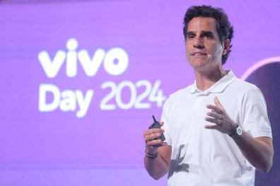 CEO da Telefônica Brasil (VIVT3) não vê teto para migração de clientes pré-pagos