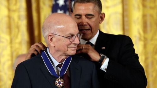 Daniel Kahneman recebe, em 2013, do então presidente dos EUA, Barak Obama a Medalha Presidencial da Liberdade, por suas pesquisas inovadoras sobre economia comportamental. Foto: Win McNamee/Getty Images