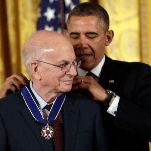 Daniel Kahneman recebe, em 2013, do então presidente dos EUA, Barak Obama a Medalha Presidencial da Liberdade, por suas pesquisas inovadoras sobre economia comportamental