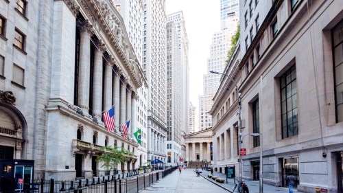 Wall Street e a Bolsa de Valores de Nova York, no centro de Manhattan (Foto: Alexander Spatari / Getty Images)