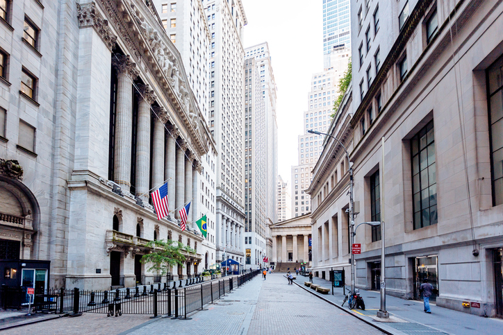 Foto mostra Wall Street e a Bolsa de Valores de Nova York para ilustrar conteúdo sobre investimentos, entre eles, a bolsa de mercados emergentes 