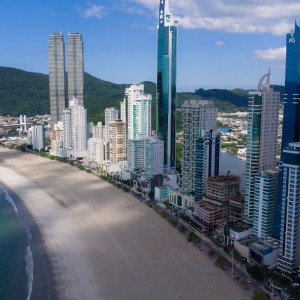 Balneário Camboriú (SC) está entre as melhores cidades para investir em imóveis, considerando o índice de valorização FipeZap