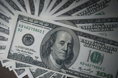 Dólar volta a beirar os R$ 5: por que moeda americana subiu e o que pode chacoalhar o câmbio em 2024