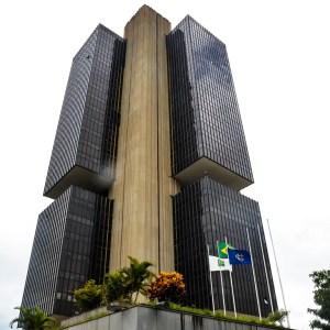 Foto da fachada do edifício do Banco Central, em Brasília. A matéria explica diferentes retornos do Tesouro Direto com a Selic a 10,75%.