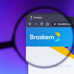 Foto de uma lupa sobre o logo da Braskem (BRKM5) aberto em um navegador na internet