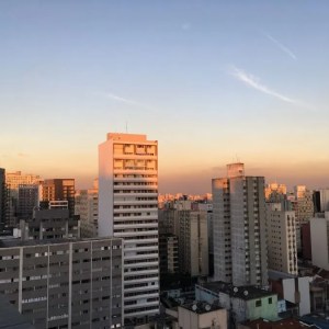 Foto de uma paisagem com diversos prédios na cidade de São Paulo.