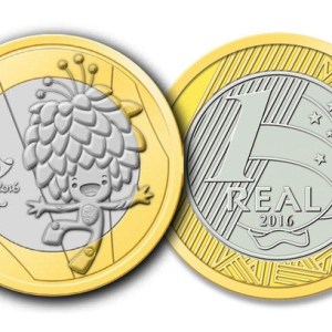 Imagem com duas faces de uma moeda comemorativa das Olimpíadas do Rio de Janeiro. A moeda tem a borda dourada, o centro prateado e a estampa do mascote.