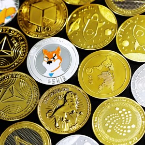 Imagem de várias moedas virtuais para a matéria sobre as melhores criptomoedas para investir a longo prazo