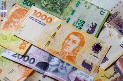 Acima de 1.400 pesos: cotação do dólar paralelo bate novo recorde na Argentina