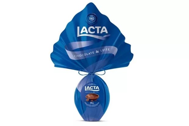 Imagem mostra ovo de Páscoa de chocolate da marca Lacta com embalagem de cor azul-escuro