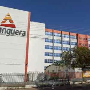 Foto de um campos que pertence à faculdade Anhanguera, com o logo laranja da marca que pertence à Cogna Educação (COGN3)