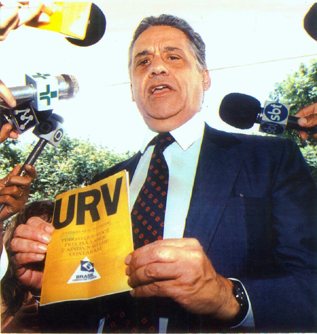 O então ministro da Fazenda Fernando Henrique Cardoso exibe cartilha da URV