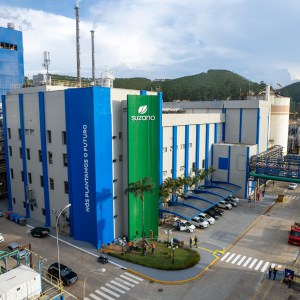 Foto de vista aérea de fábrica da Suzano (SUZB3), prédio branco, verde e azul, em Jacareí (SP)