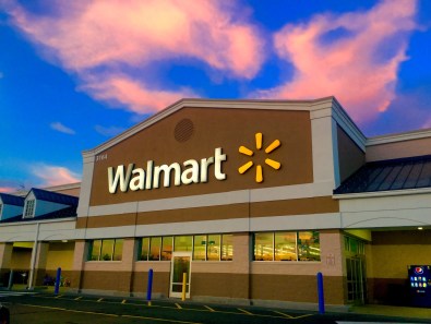 Com inflação persistente, fundo soberano de US$ 80 bi compra ações de Walmart (WALM34) e Kroger (K1RC34)