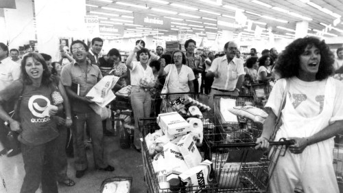 Centenas de pessoas comemoram a autuação do supermercado Jumbo Pompéia por aumentar os preços de diversos produtos. Em 1986, para conter a hiperinflação, o ministro da fazenda do governo de José Sarney, Dilson Funaro, lançou o plano Cruzado. Foto: Arquivo/Estadão Conteúdo - 3/3/1986