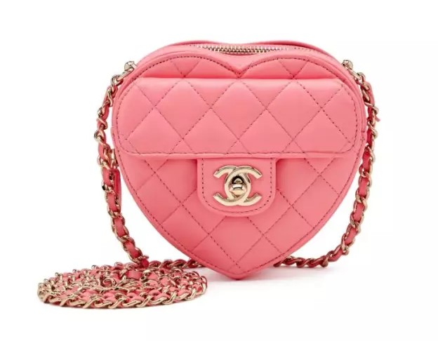 Foto de uma bolsa Chanel Heart 2022 CC “In Love”, uma raridade