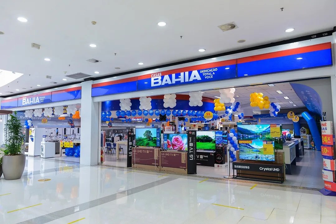 Foto de uma fachada de loja da rede Casas Bahia, com logo e faixa azul da companhia. As ações da Casas Bahia (BHIA3) estão entre as maiores altas do Ibovespa em 29/04/2024